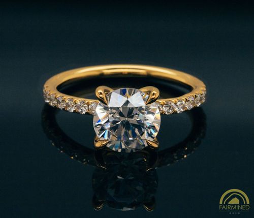 Round Diamond Pavé Engagement Ring Semi-Mount in Fairmined Yellow Gold
