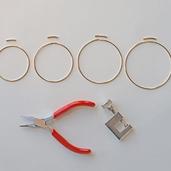 Gold permanent Bangle with a pair of red pliers wholesale RIVA Precision 