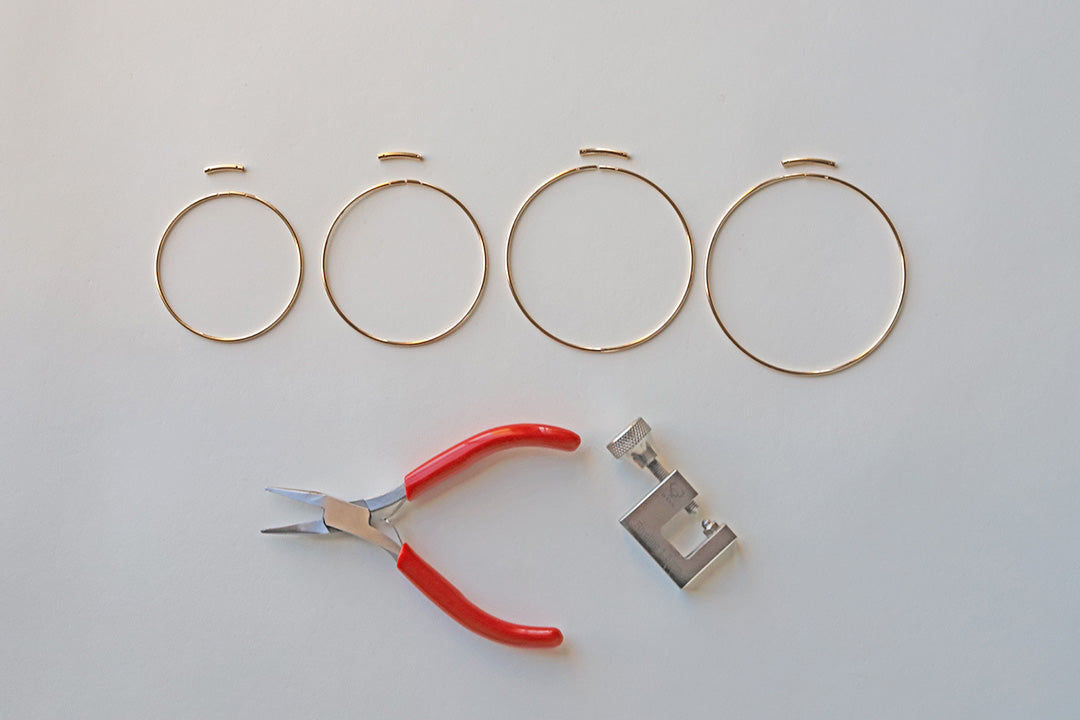 Gold permanent Bangle with a pair of red pliers wholesale RIVA Precision 