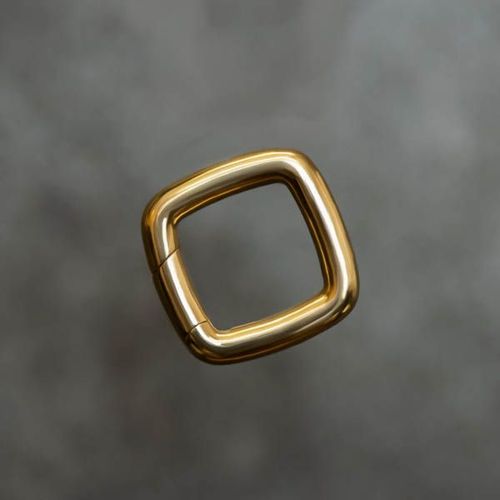 Cushion-Shaped Invisible Clasp in high-polish yellow gold